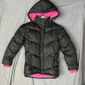Vertical ‘9 Stylish Black and Pink Kids Puffer Jacket w/ stars size 10/12